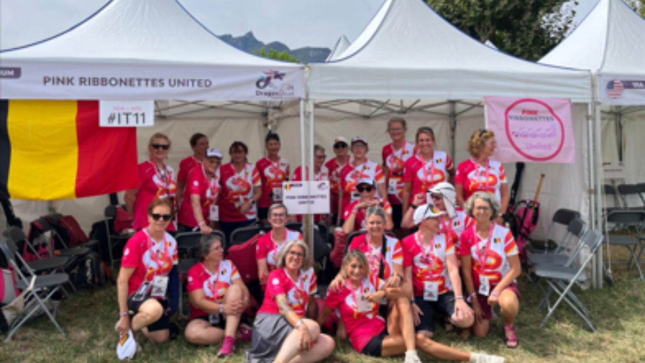 Pink Ribbonettes United poseert samen voor hun tent op het internationale drakenbootfestival