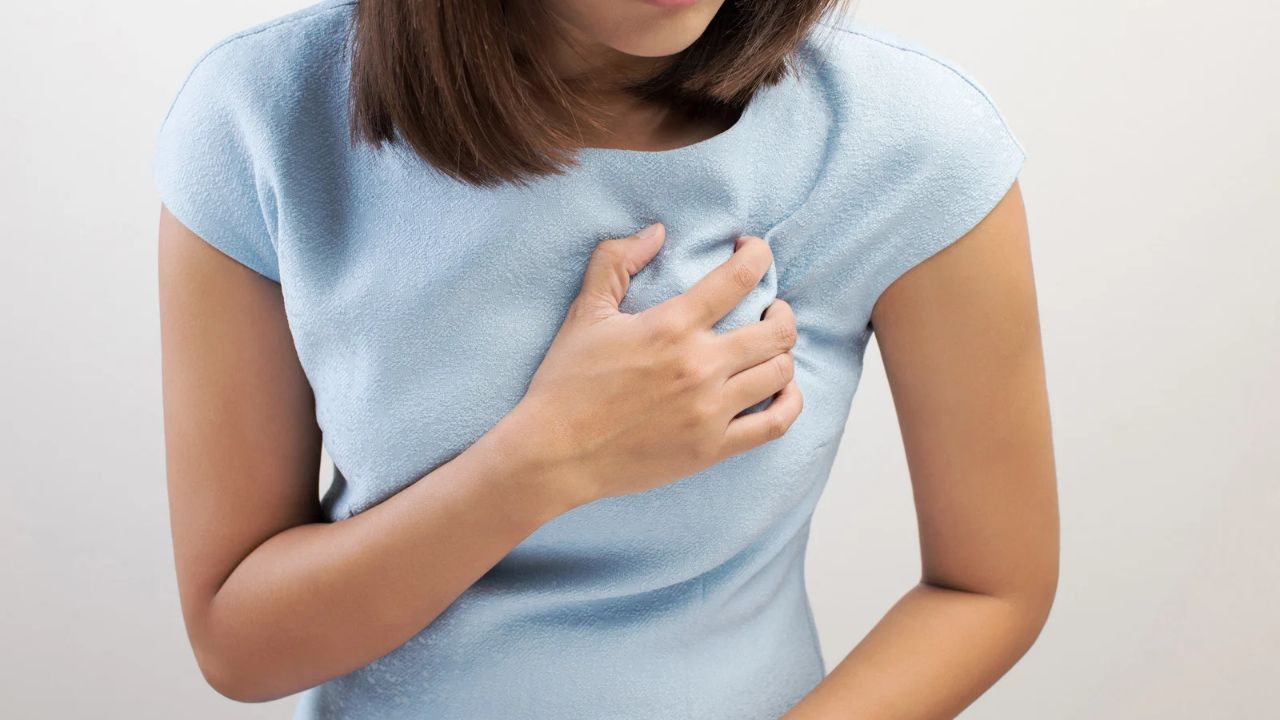 Vrouw die grijpt naar hart