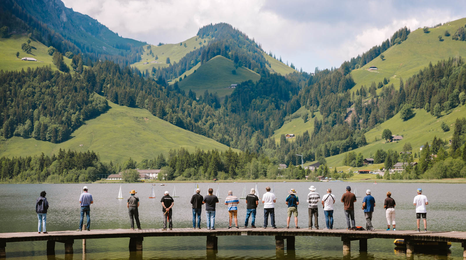 Personen am Modellbootfahren am Schwarzsee