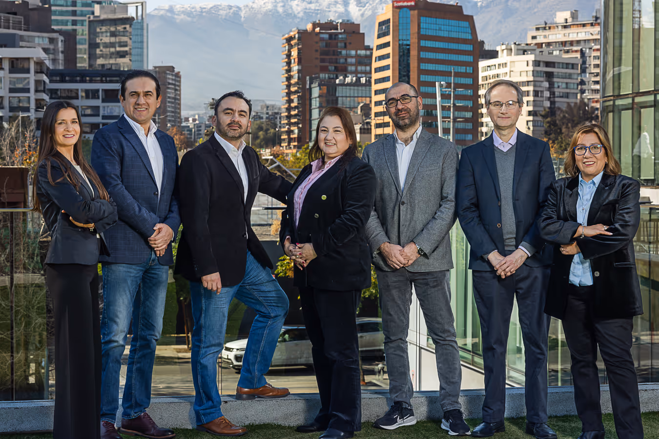 Foto grupal de equipo de ejecutivos de NetProvider frente a edificio corporativo