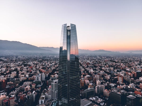 Vista del Costanera Center al atardecer en Santiago de Chile
