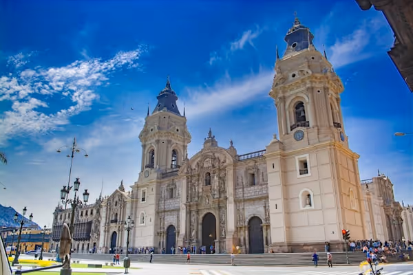 Panorámica de la ciudad de Lima con una catedral