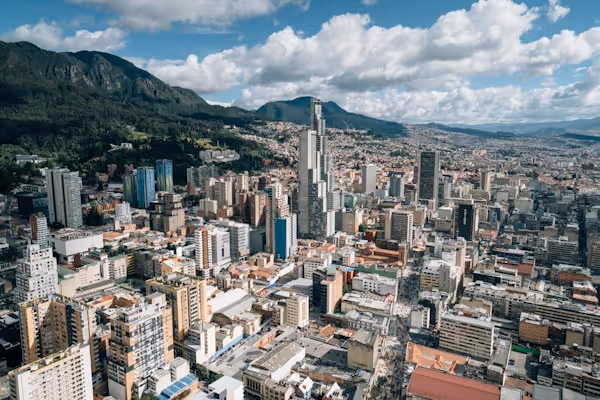 Panorámica de la ciudad de Bogotá con edificios y cielo despejado