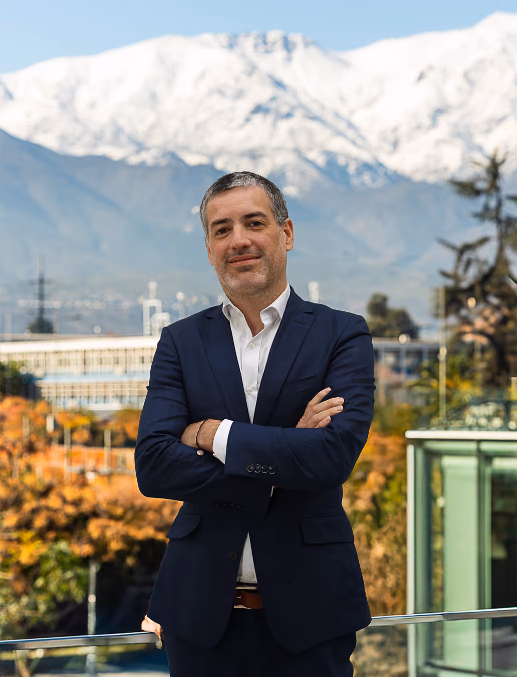 Retrato de Felipe Cruz con fondo de ciudad y montañas