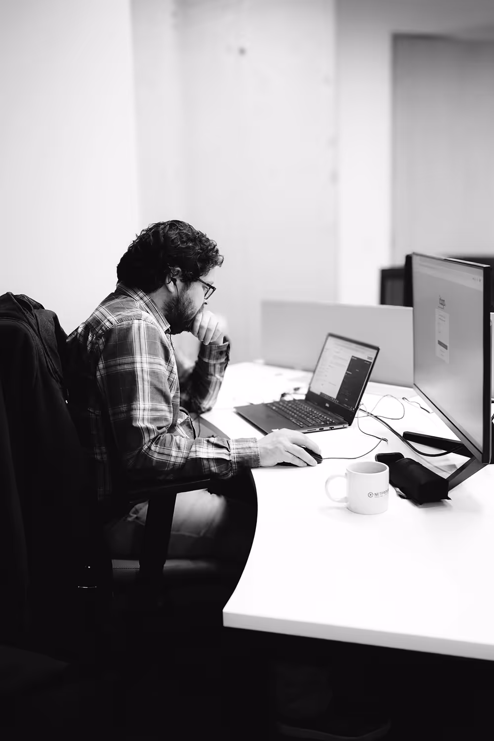 Persona trabajando en una oficina con computadora portátil