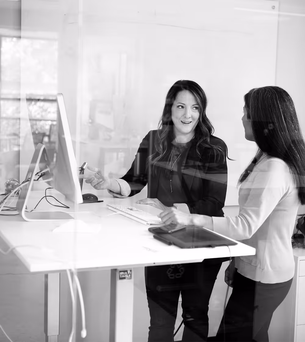 Equipo de trabajo reunido en una oficina