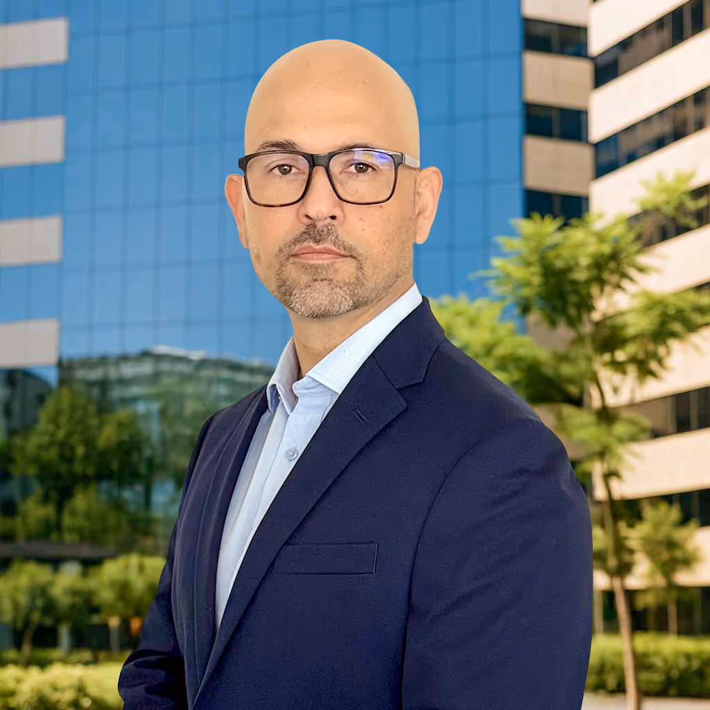 Retrato de James Everett con fondo de ciudad