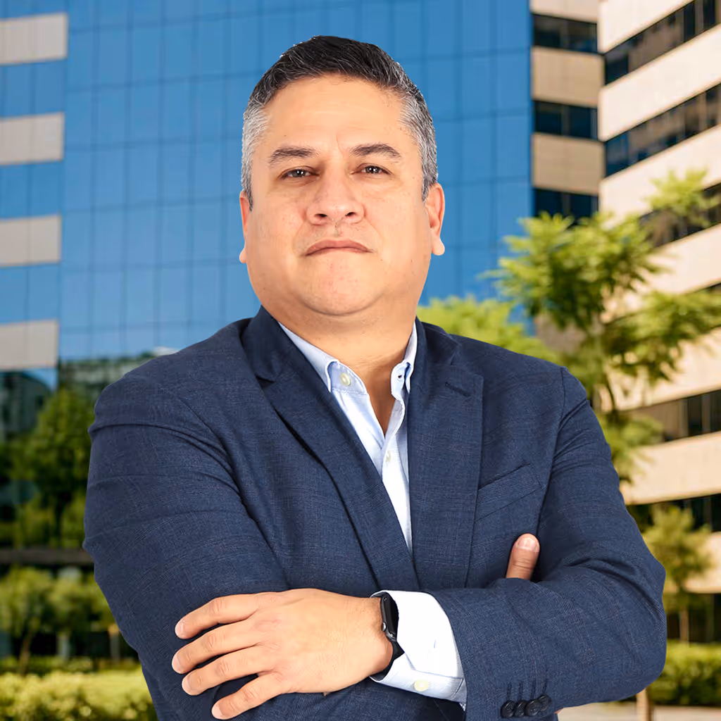 Retrato de Antonio Mendoza con fondo de ciudad
