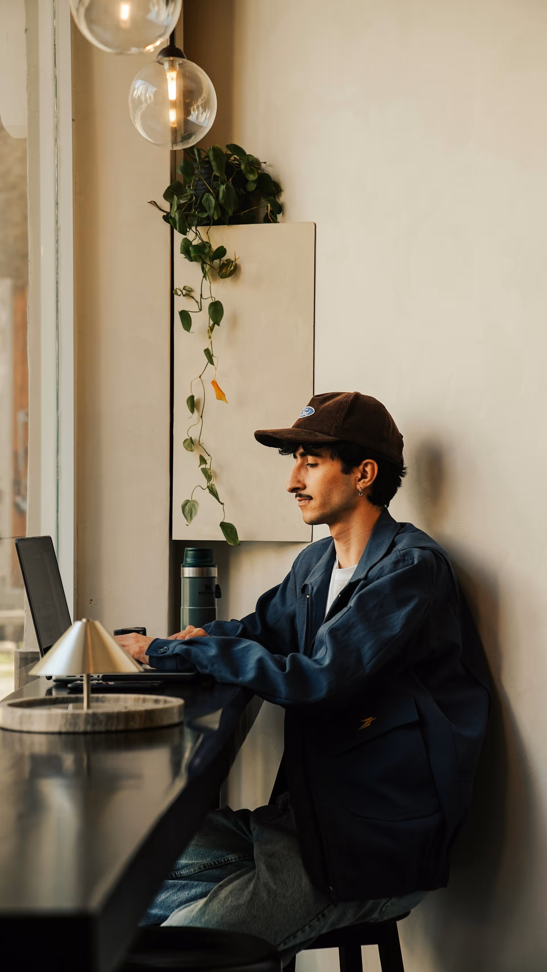 Creator bearbeitet seinen Erlebnisbericht in einem Café – Teil des authentischen Contents für das „Rate & Save“-System.