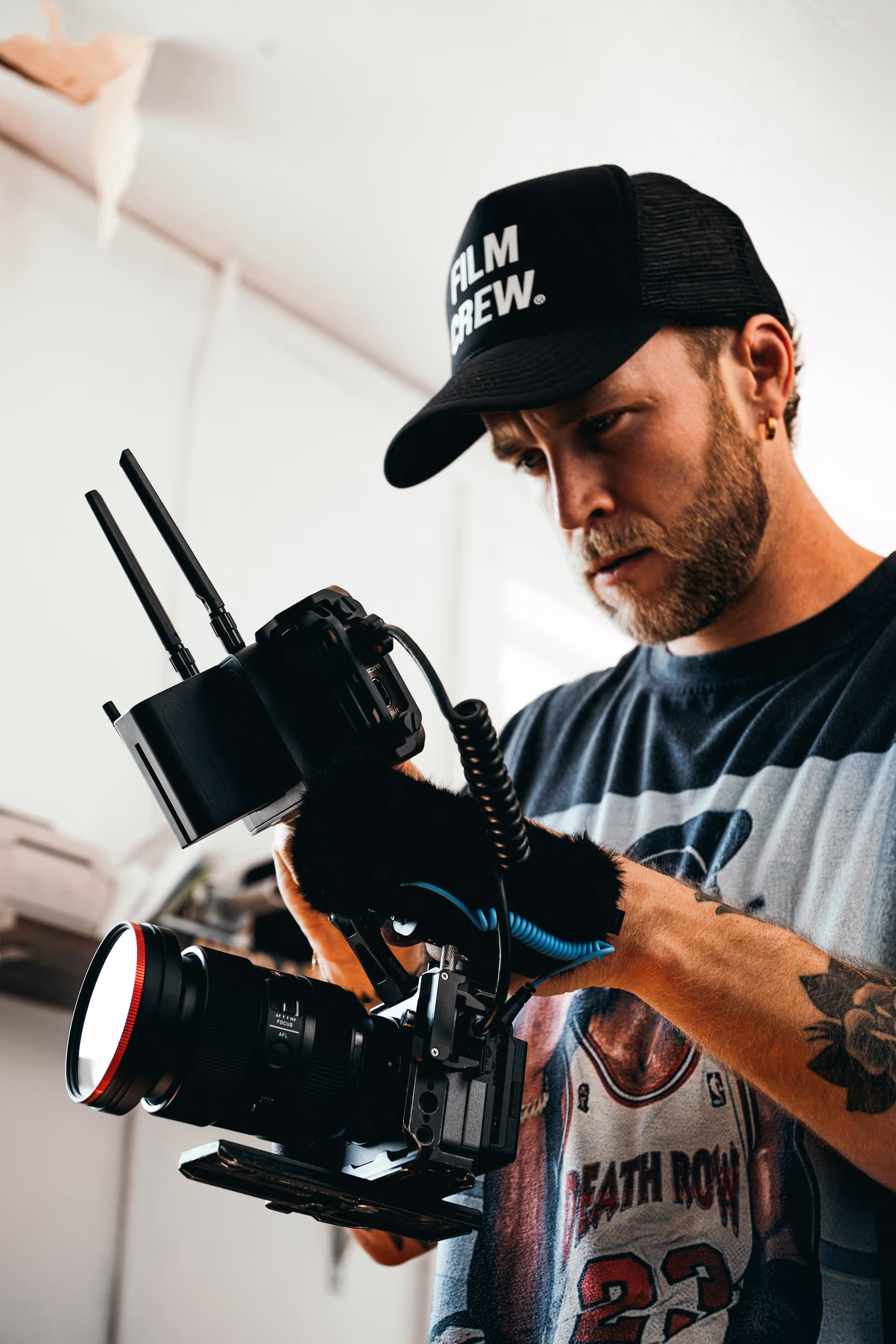 Professioneller Videocreator prüft Kamera-Equipment – hochwertige Kundenvideos für Unternehmen.