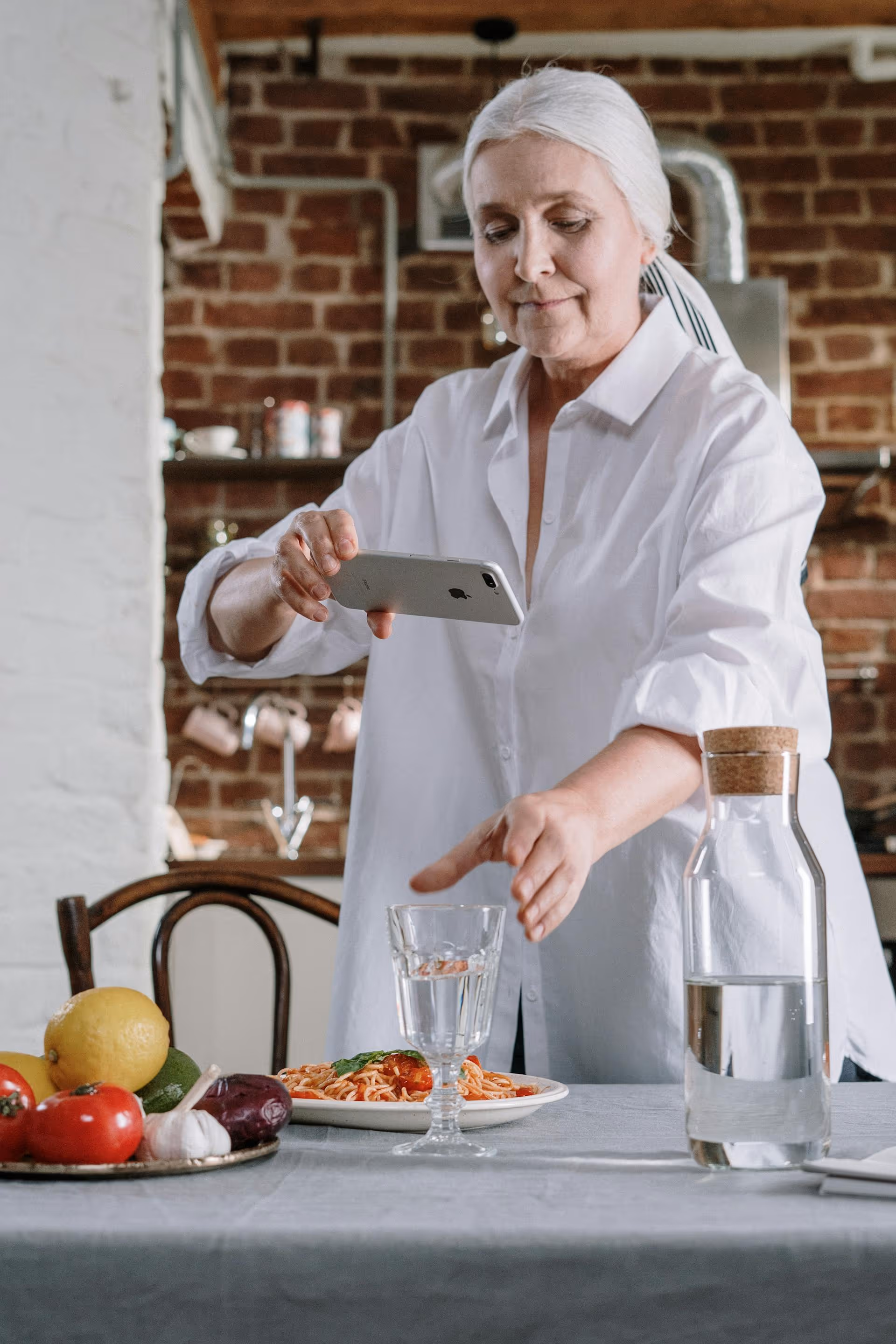 Echte Nutzerin fotografiert ihre selbstgemachte Mahlzeit für eine Produkterfahrung – visuelles Feedback für Marken.