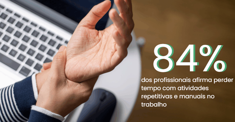 Mão de uma pessoa segurando o pulso com desconforto em frente a um notebook.