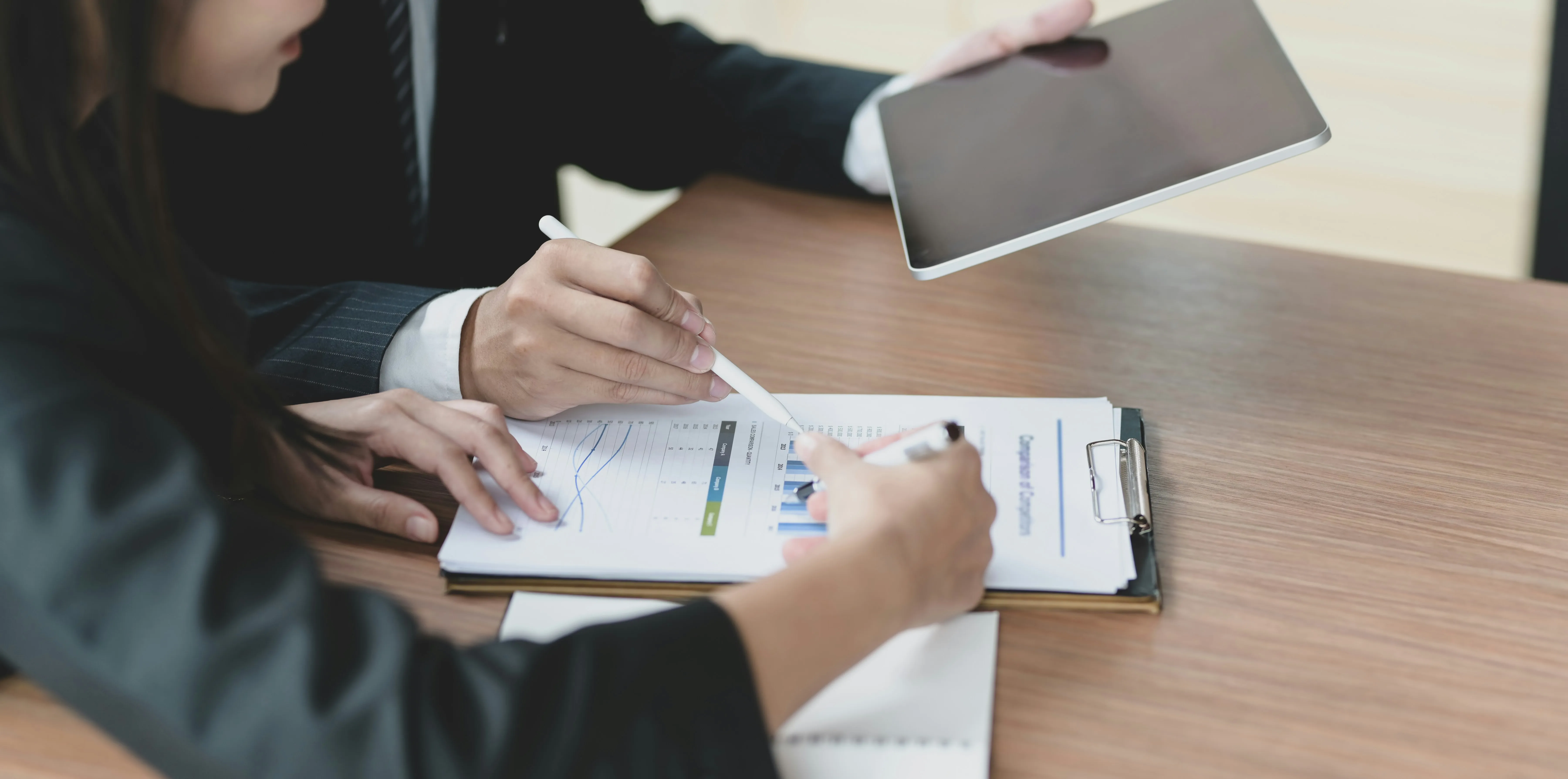 Réunion de travail sur la gestion des taxes locales d'une organisation