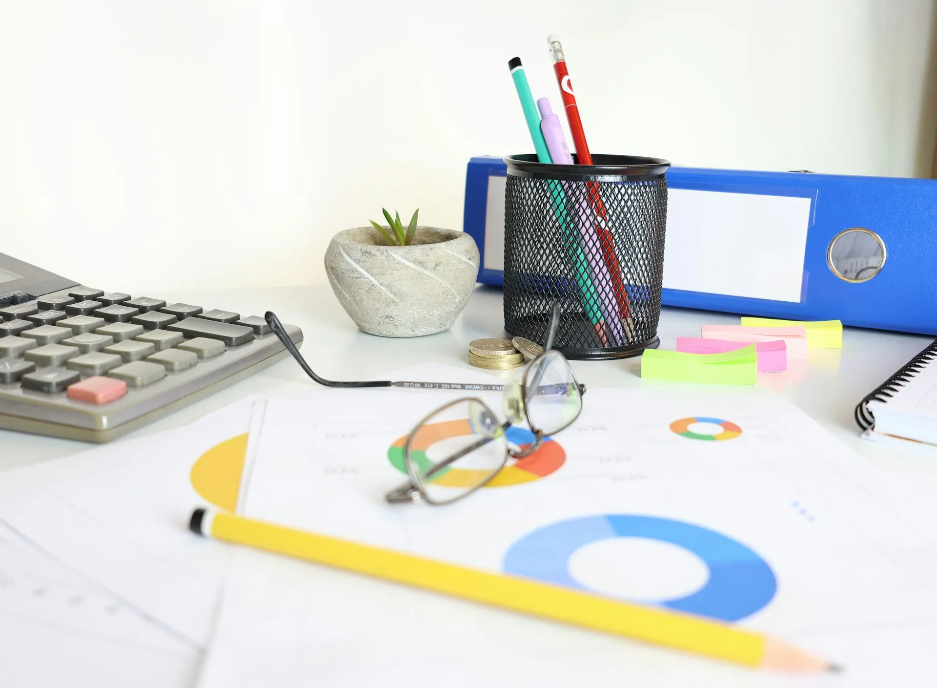 Bureau avec calculatrice, classeurs et documents de paie