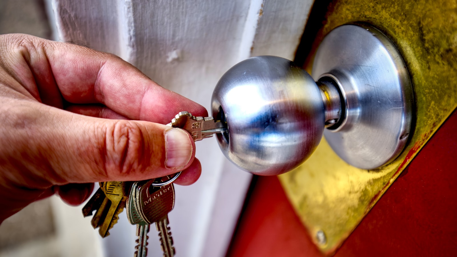 Hands holding house keys, illustrating launching a short-term rental and the first 90 days as a host