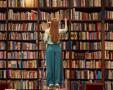 Reading Lists Are Back in Corporate America