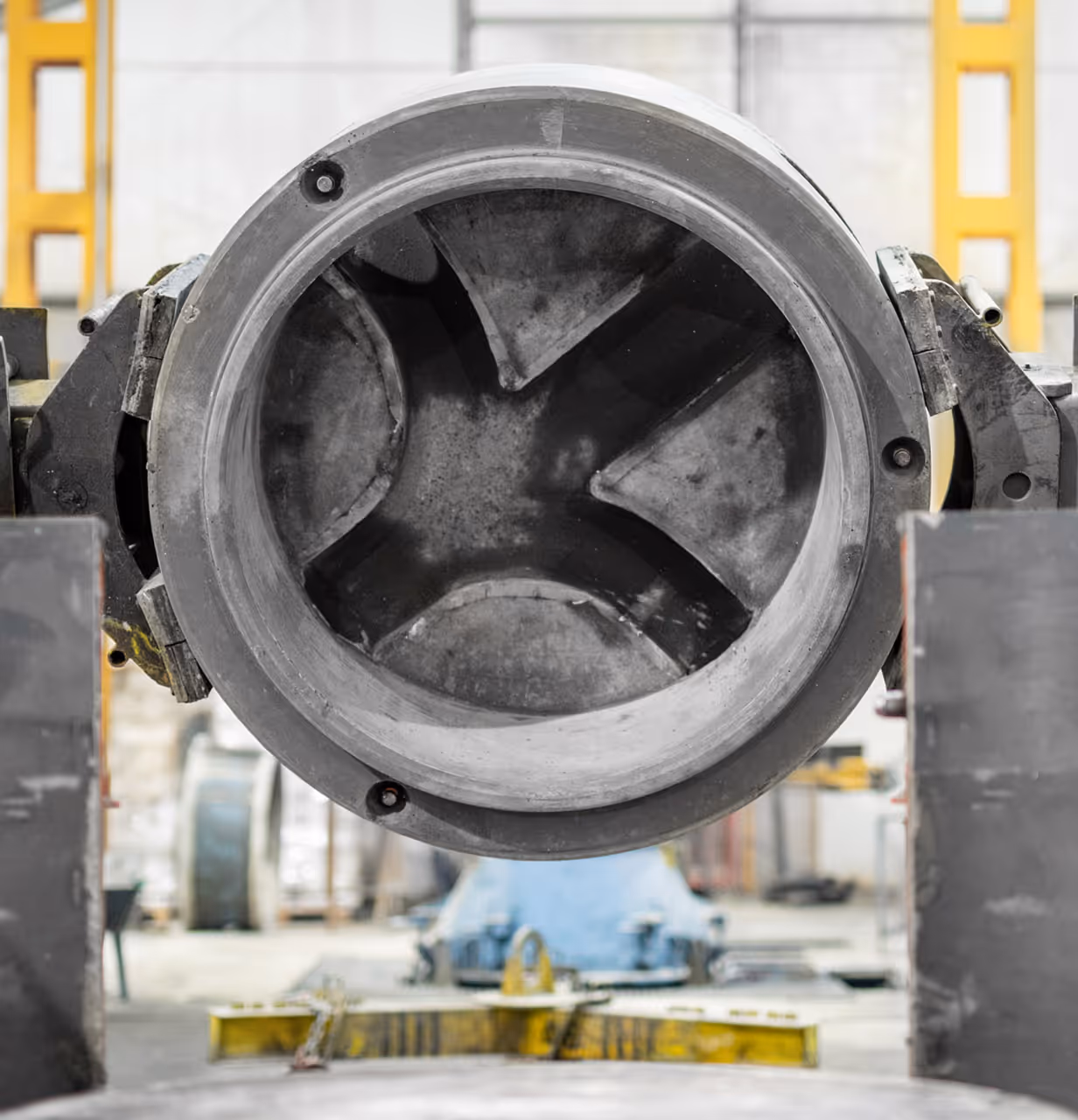 Wnętrze formy betonowej w zakładzie prefabrykacji konstrukcji betonowych