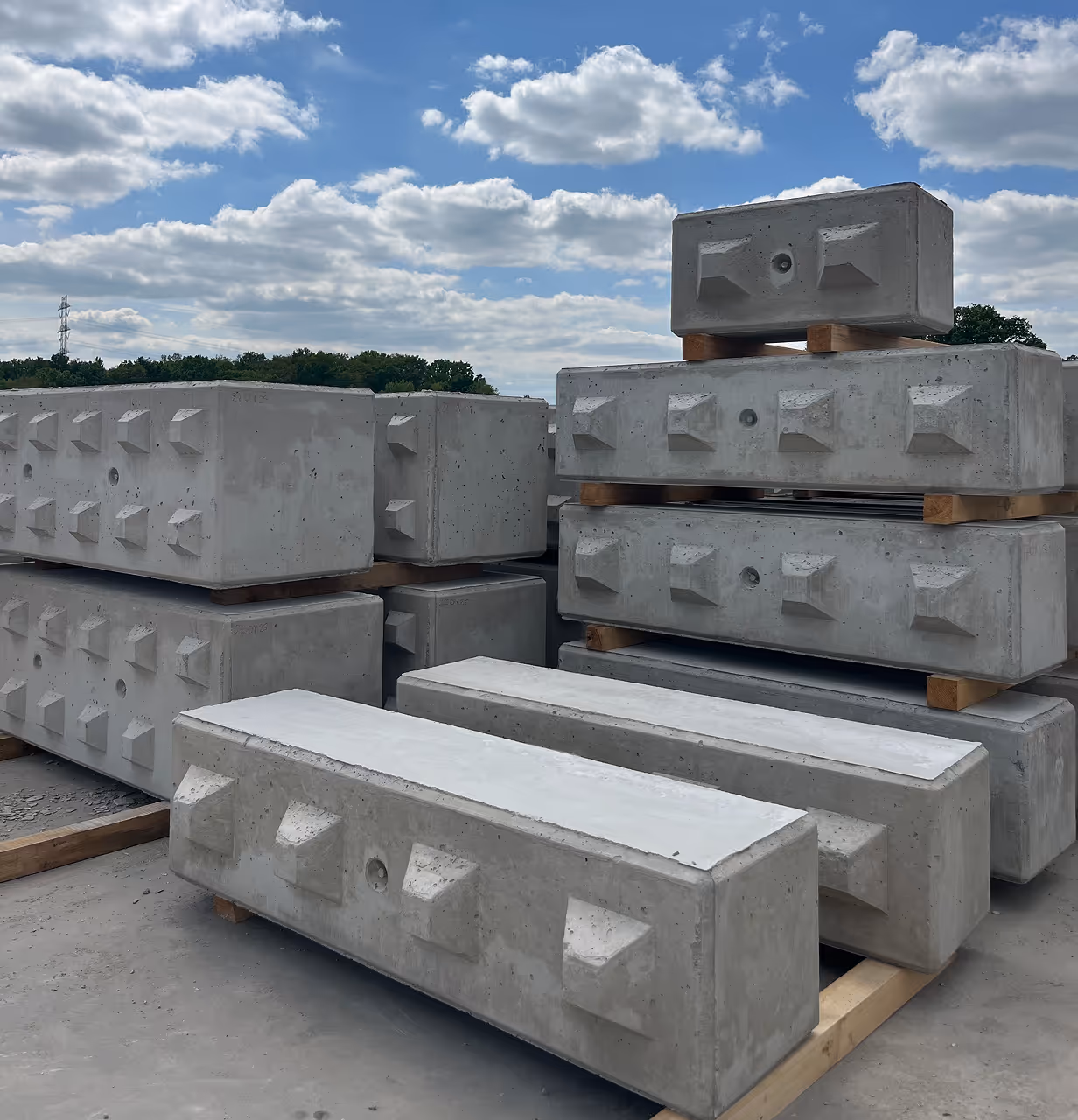 Stosy prefabrykowanych bloków betonowych na placu budowy, gotowe do transportu