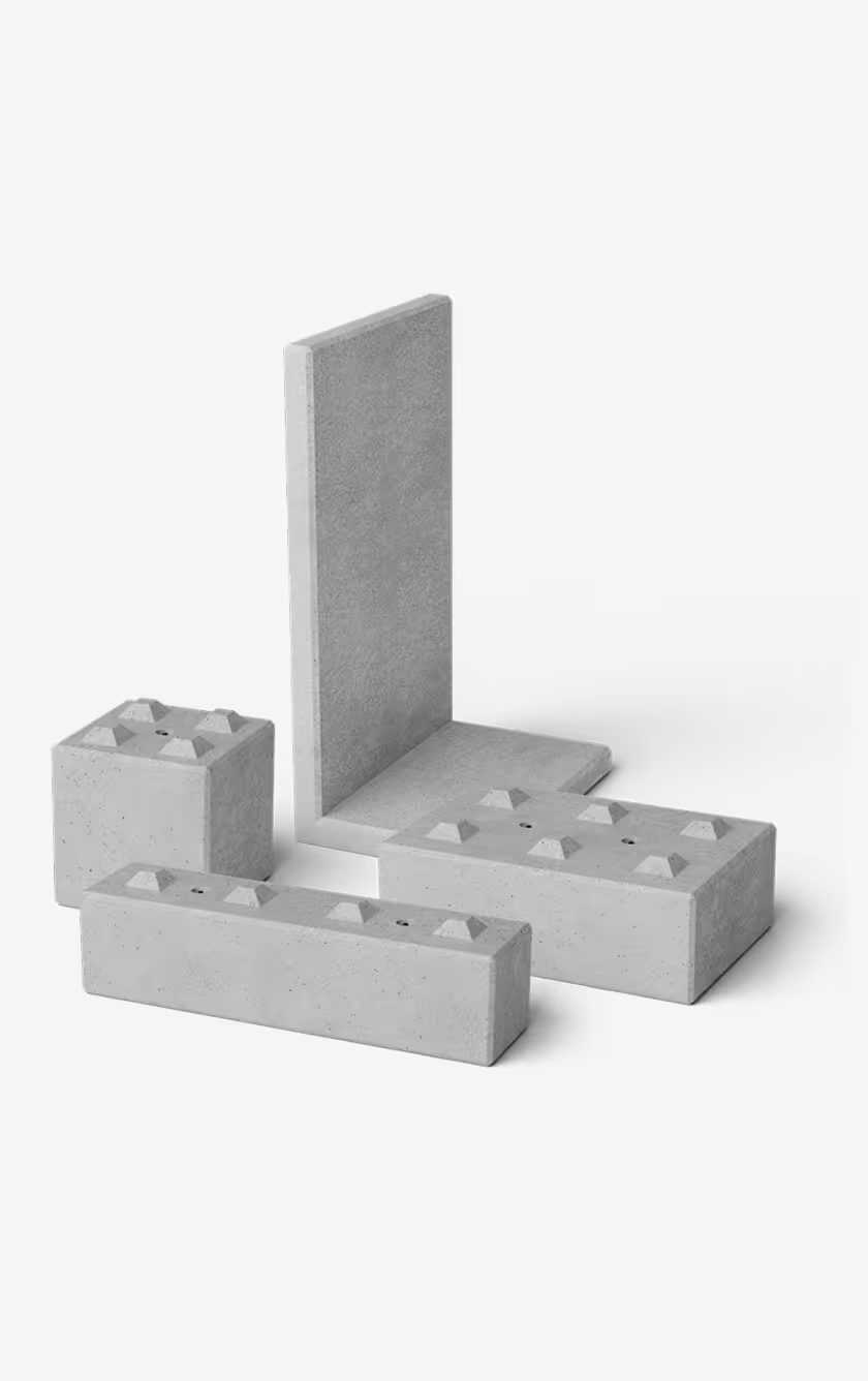 Prefabrykowane bloki betonowe i płyta konstrukcyjna na białym tle