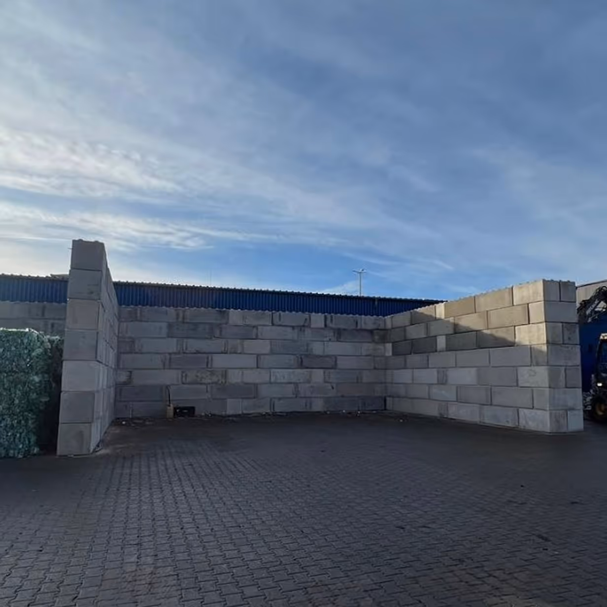 Ściany z betonowych bloków na placu budowy, brukowana podłoga