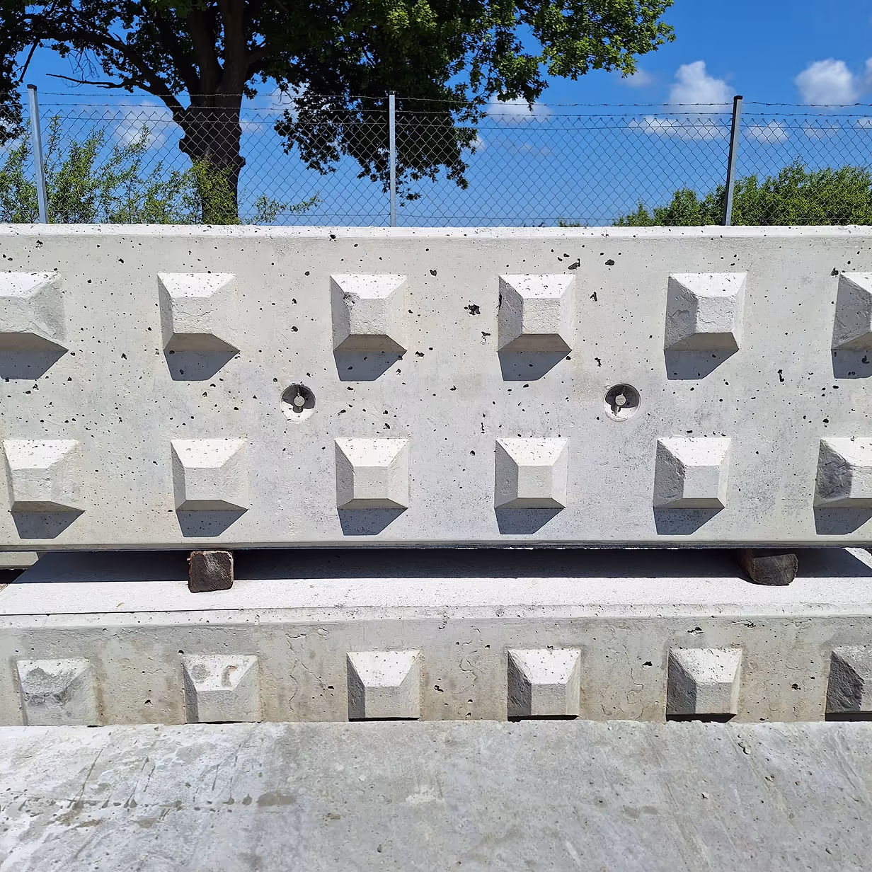 Prefabrykowane bloki betonowe z wypustkami na placu budowy