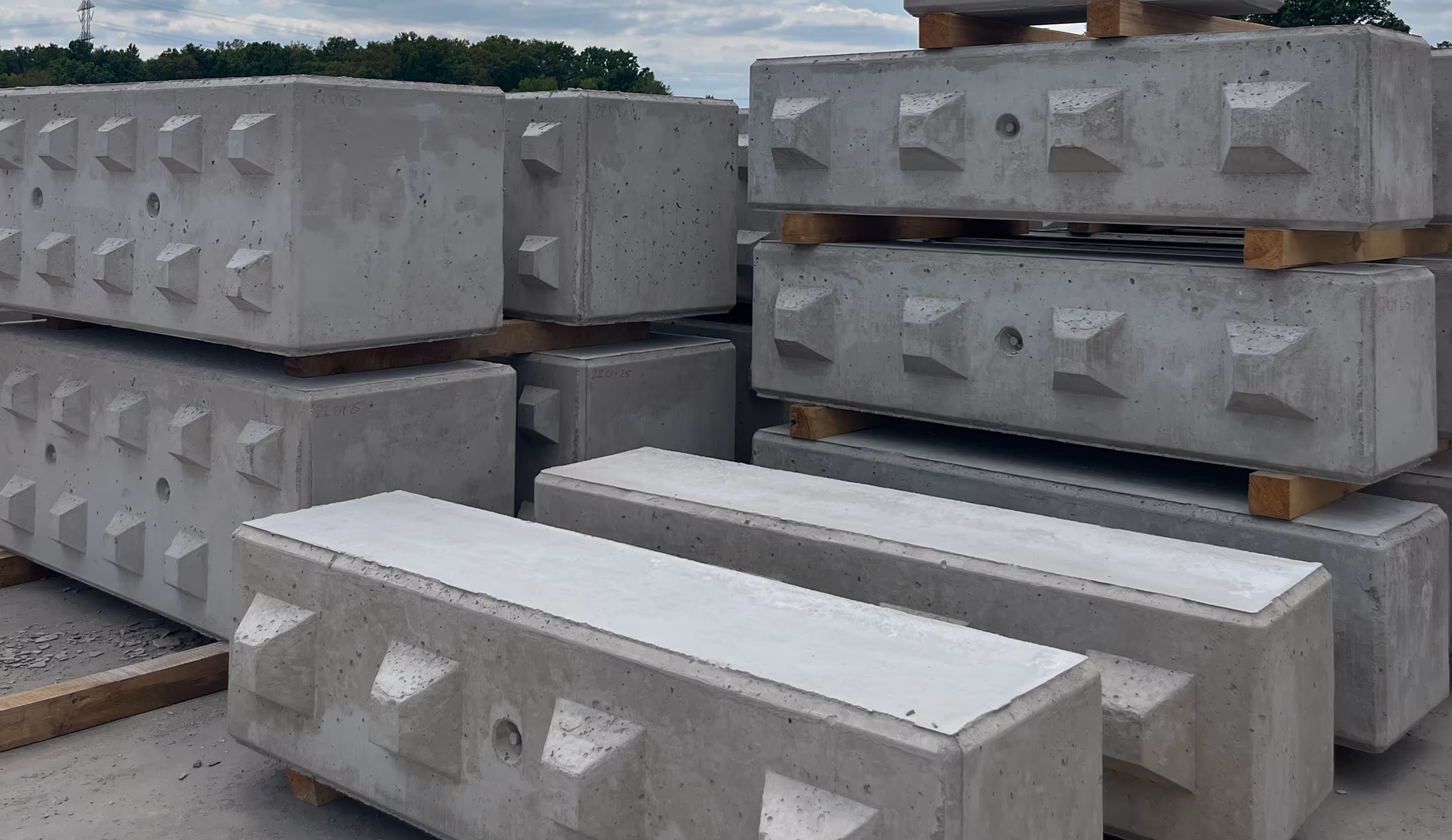 Prefabrykowane bloki betonowe na placu budowy do projektów inżynieryjnych