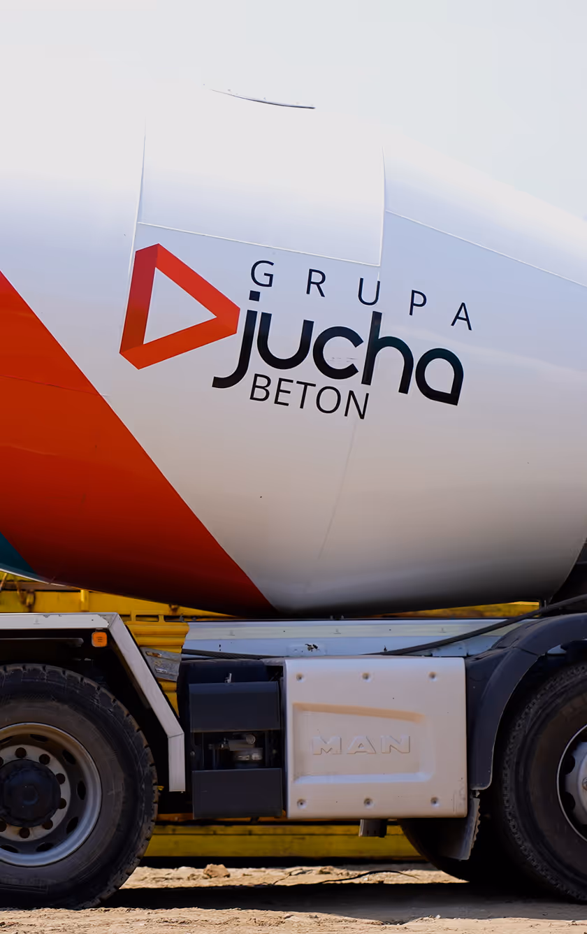 Betoniarka Grupy Jucha na placu budowy, dostarczająca beton na potrzeby konstrukcji