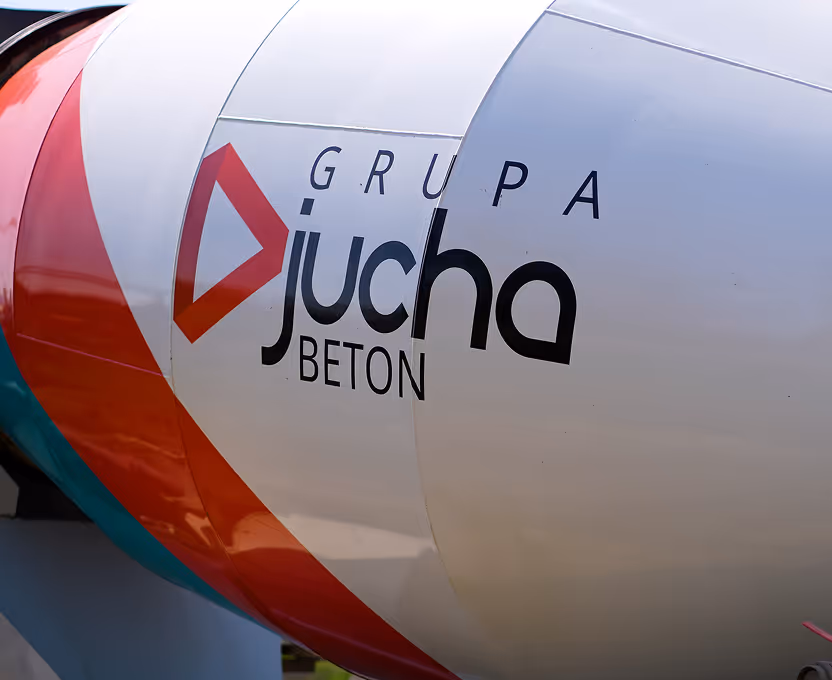 Betoniarka z logo firmy Jucha Beton na placu budowy