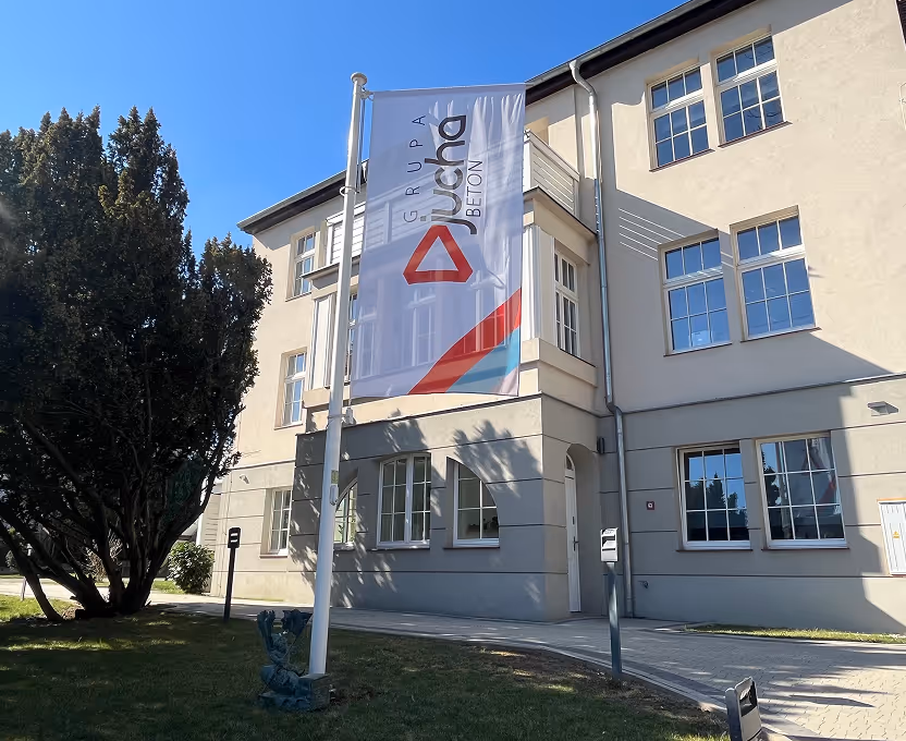 Siedziba firmy betonowej z flagą na fasadzie budynku