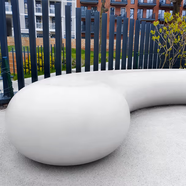 Nowoczesna ławka betonowa w parku miejskim, architektura krajobrazu