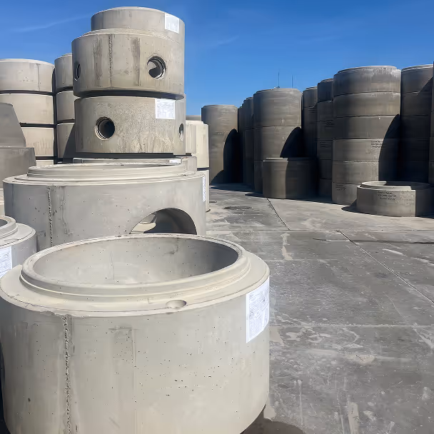 Prefabrykowane betonowe kręgi studzienek kanalizacyjnych w zakładzie produkcyjnym