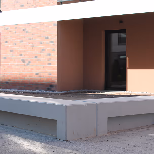 Nowoczesna elewacja budynku z betonową podstawą patio