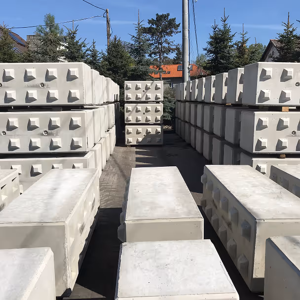 Stosy betonowych bloków lego w magazynie firmy budowlanej