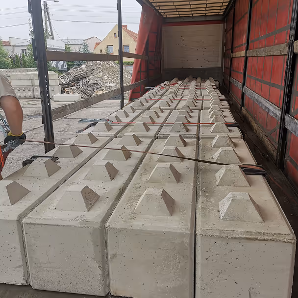 Transport betonowych bloków konstrukcyjnych na naczepie ciężarówki