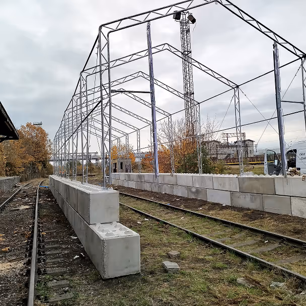 Konstrukcja stalowa hali na torach kolejowych z betonową podstawą
