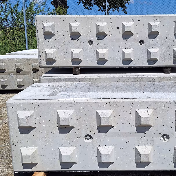 Prefabrykowane bloki betonowe z wypustkami, stosowane w budownictwie