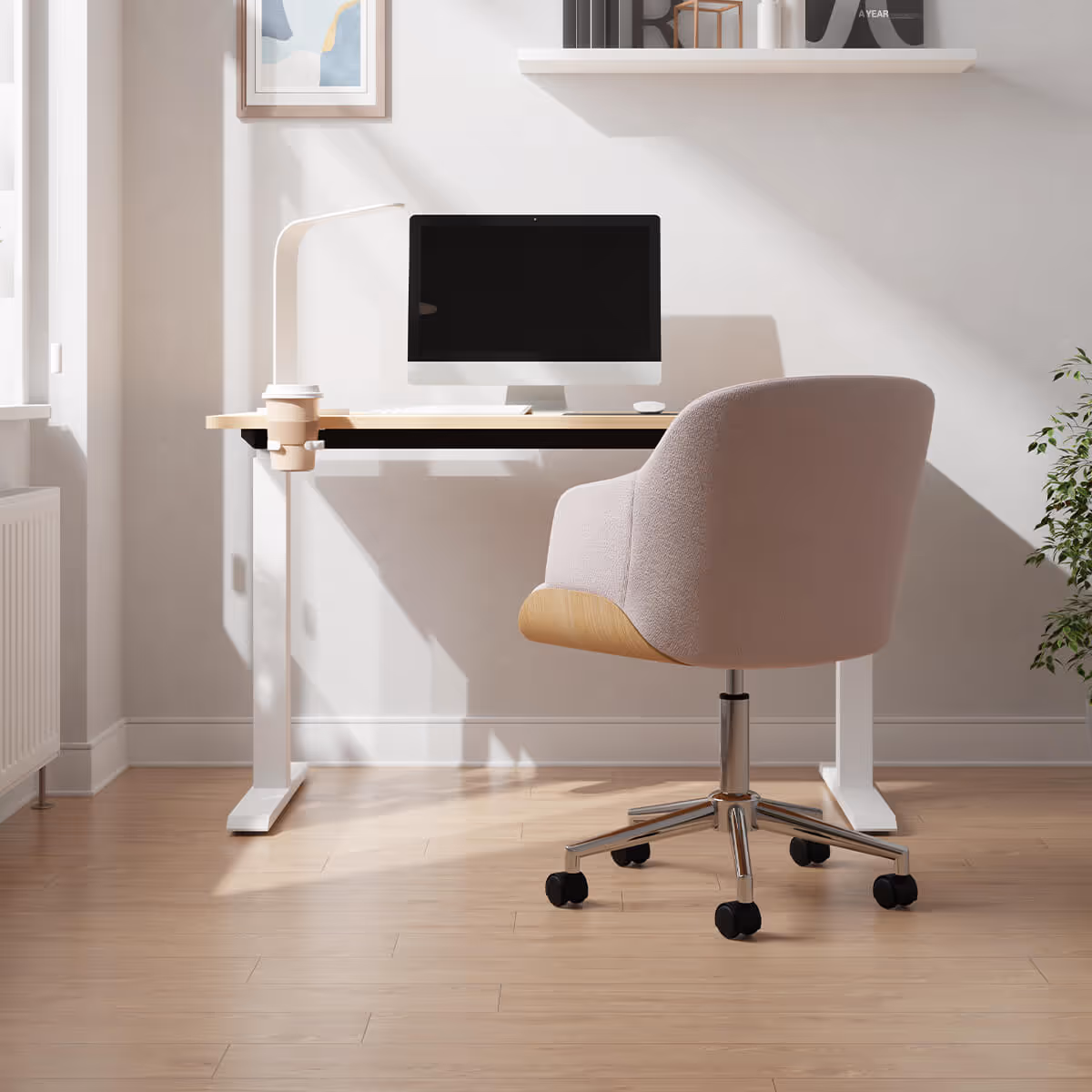 Hedda chair infront of the Gino sit stand desk
