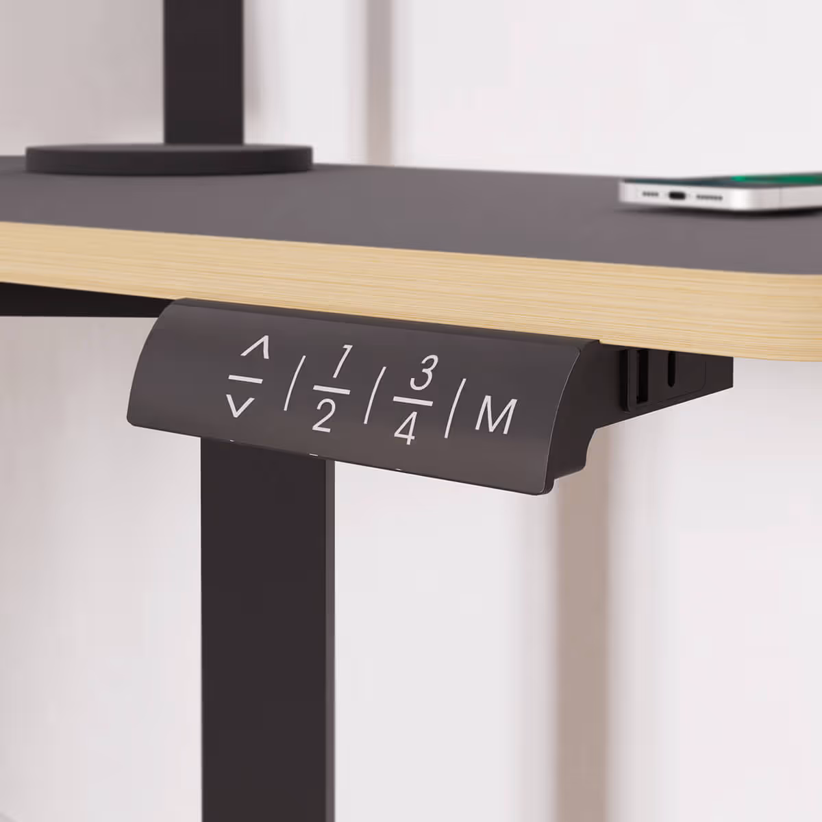 Hedda chair infront of the Gino sit stand desk