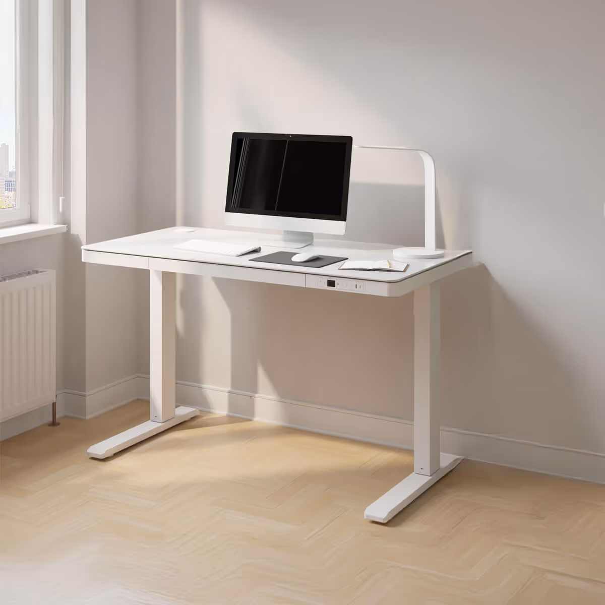 Hedda chair infront of the Gino sit stand desk