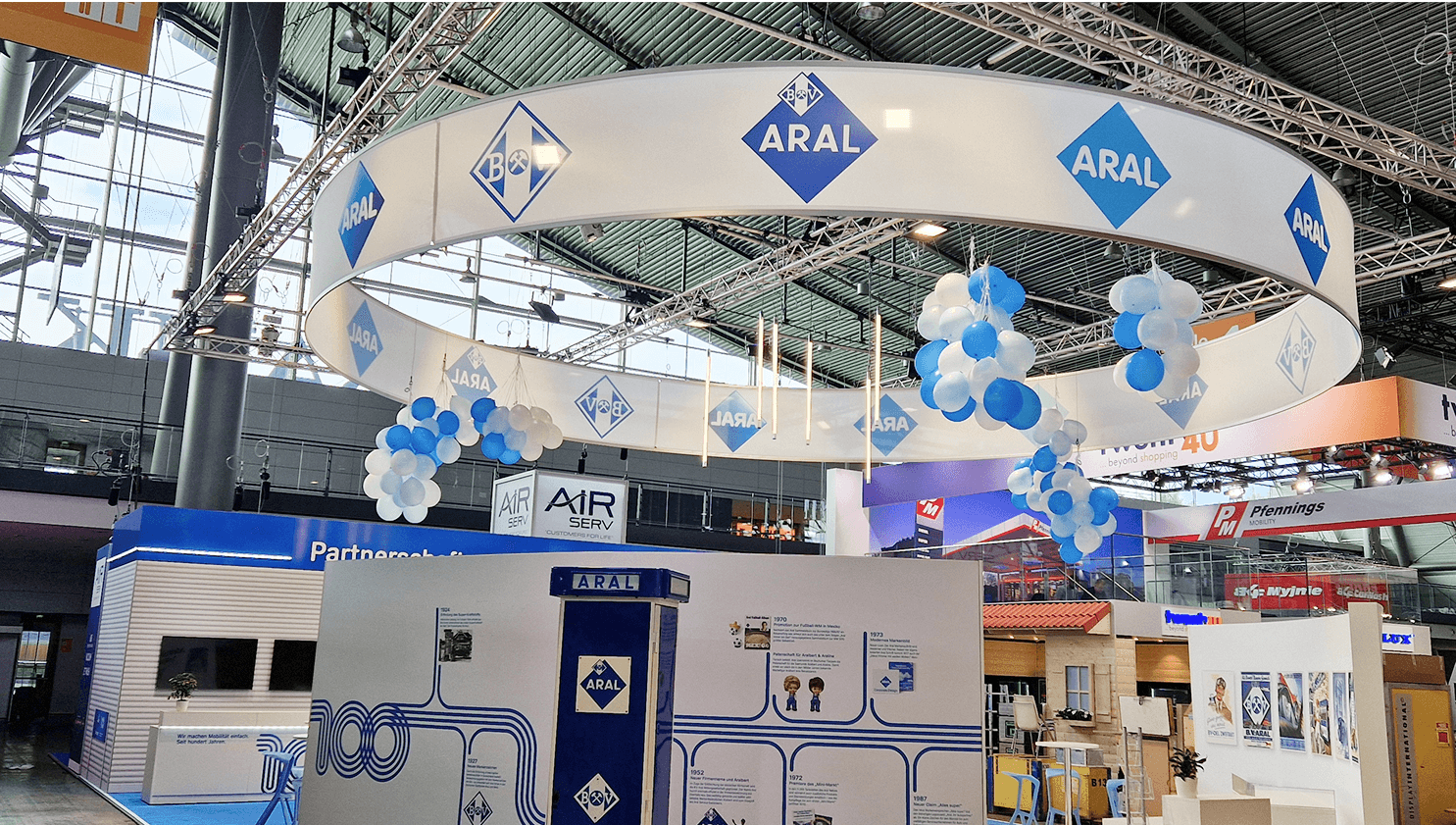 Blauer, futuristischer Messestand mit LED-Elementen – digitale Markenwelt