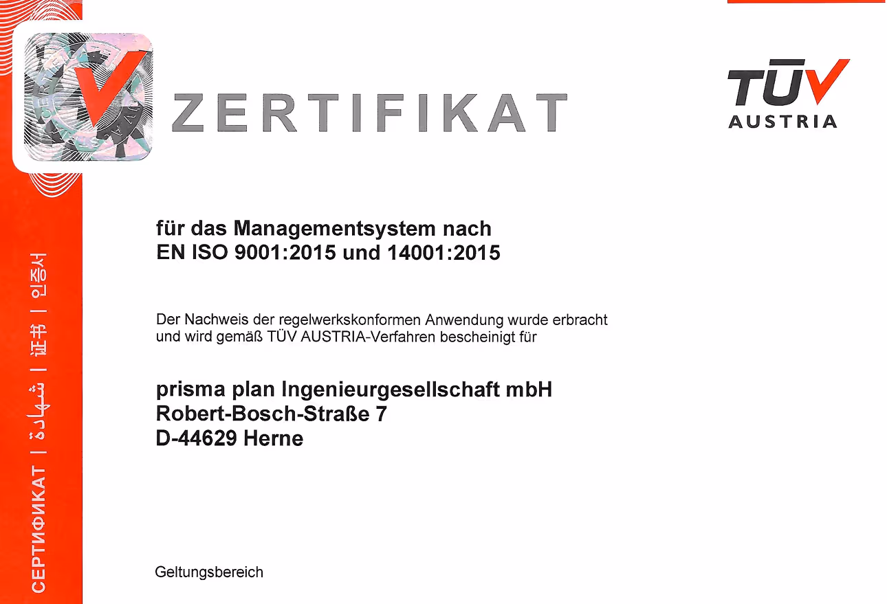 Nahaufnahme von Hand beim Skizzieren – architektonischer Entwurf auf Papier