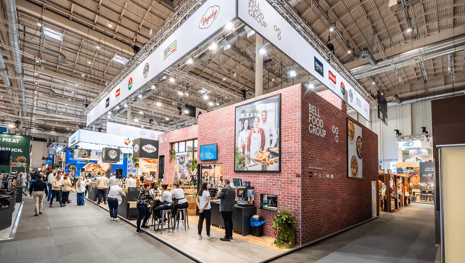 Messestand mit Mars-Branding auf großer Fachmesse – Markeninszenierung