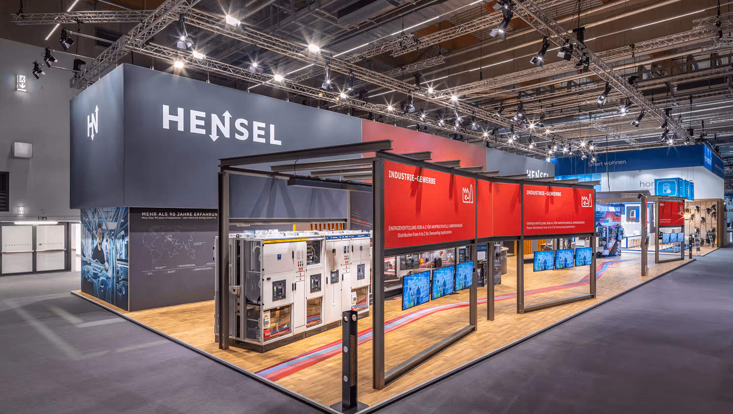 Moderner, offener Messestand mit hoher Sichtbarkeit – Kundenbeispiel