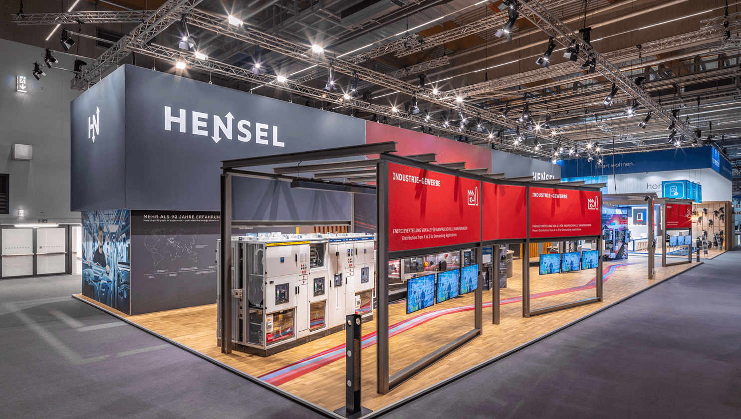 Moderner, offener Messestand mit hoher Sichtbarkeit – Kundenbeispiel