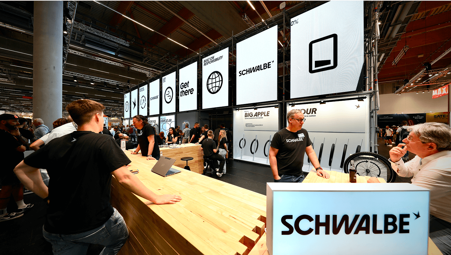 Holzstruktur-Messestand mit Beleuchtung und Displays – Case-Beispiel von prisma plan