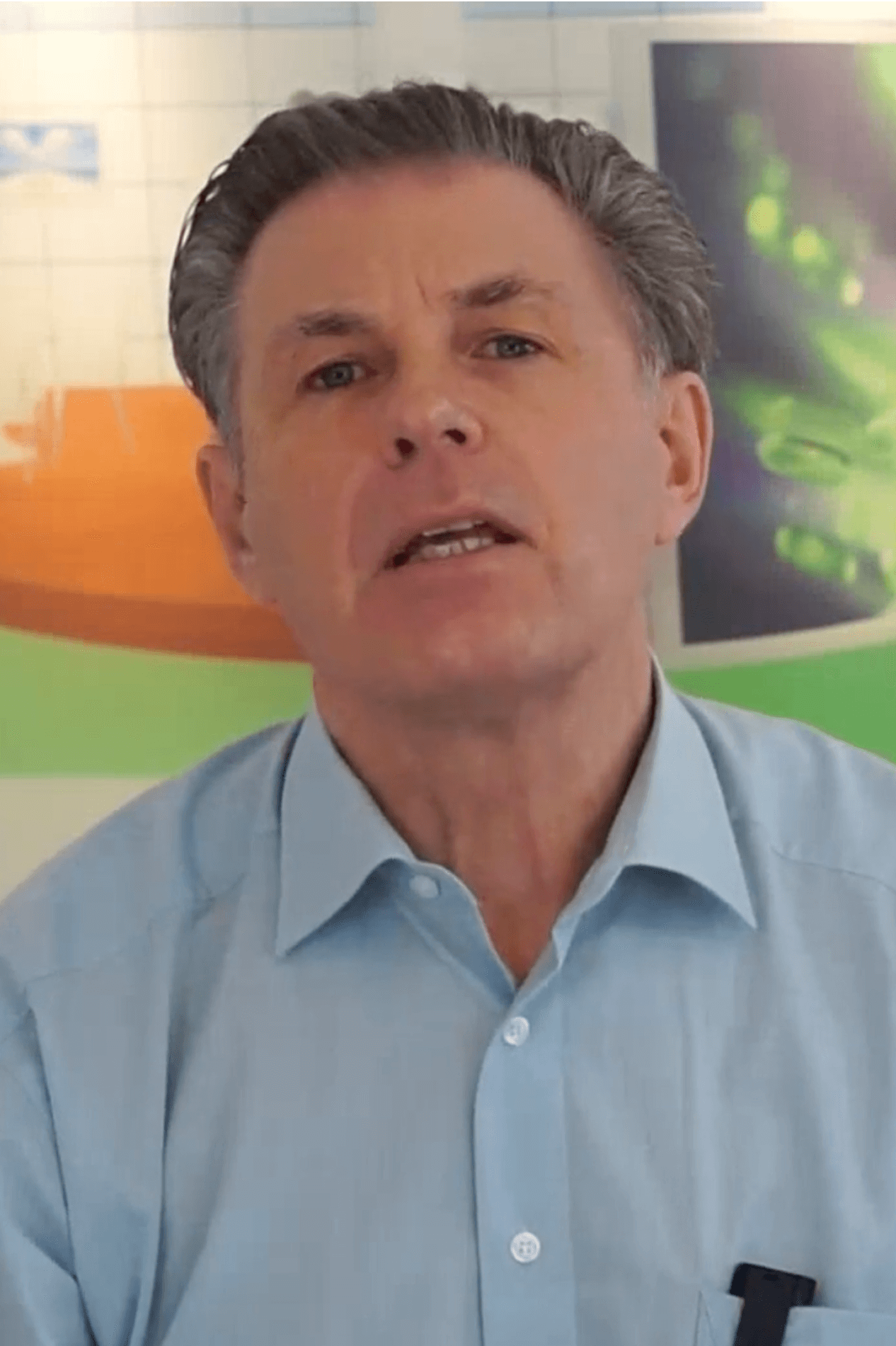 Portrait eines Mannes im Showroom – Testimonial-Aufnahme in entspannter Atmosphäre