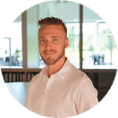 Gespräch – authentische Szene mit lächelndem Mann am Messestand