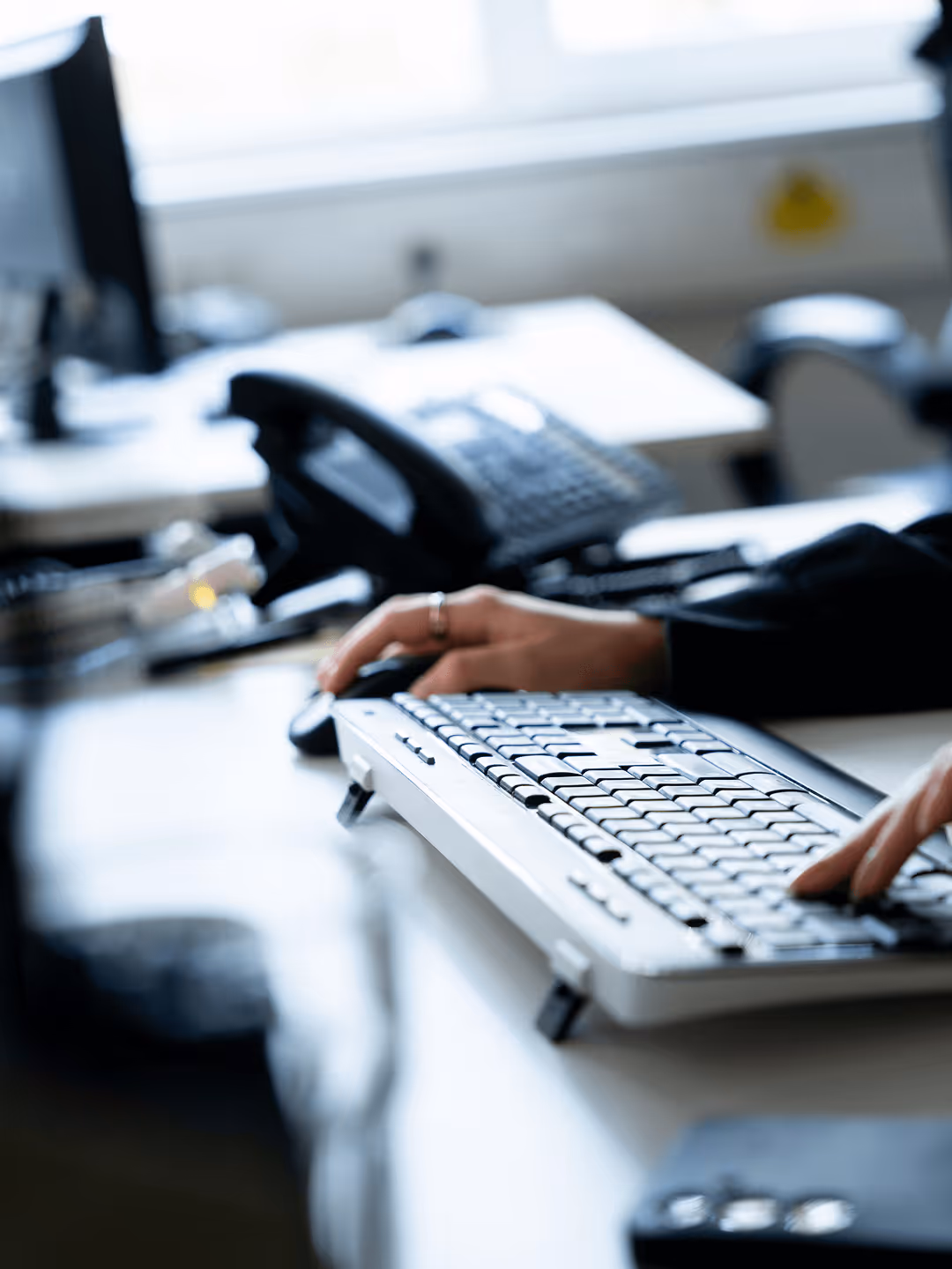 Mitarbeiter arbeitet konzentriert am Schreibtisch im Büro