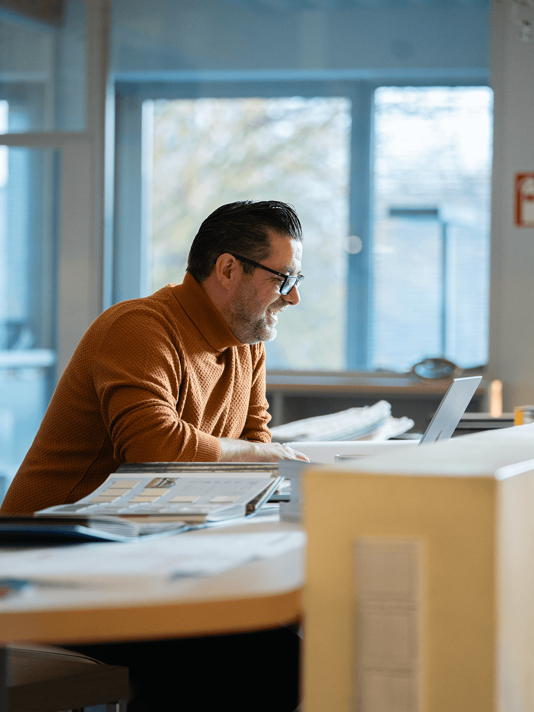 Team im Gespräch bei der Projektplanung im Büro