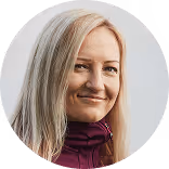 Zufriedene Kundin lächelt – Symbol für Vertrauen und Zusammenarbeit